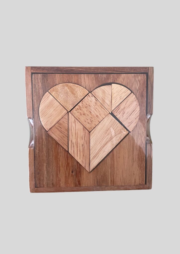 Das Herz Puzzle ist eine weitere Tangram Variante. Schaffst du es, das Herz zusammenzubauen? Es sieht einfacher aus, als du denkst. Ein cooles Denkspiel aus Holz für Freunde von Puzzeln und Gehirntraining und ein schönes Geschenk für einen Herzensmenschen.