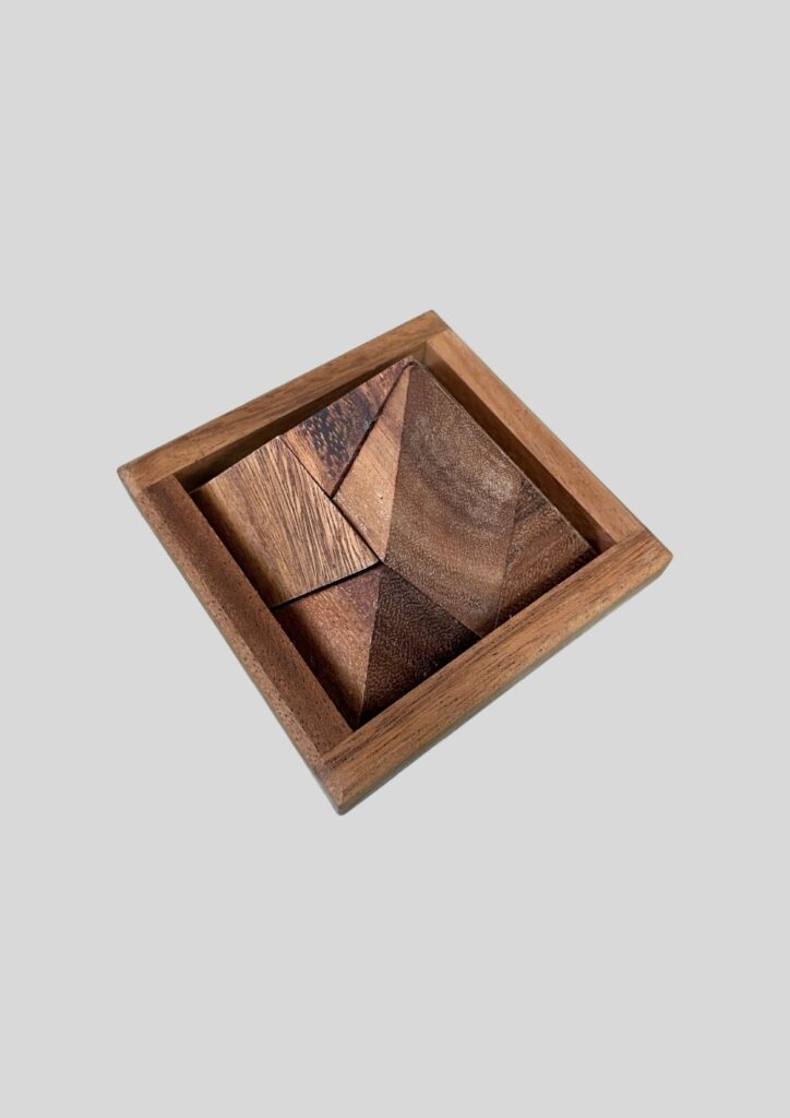 Sieht einfacher aus, als du denkst. Kannst du die 5-teilige Pyramide aus Holz zusammenbauen? Ein cooles Denkspiel für Freunde von Puzzeln und Gehirntraining.