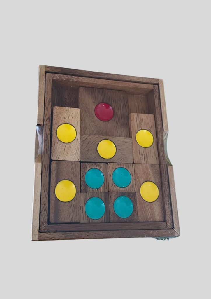 Eines der ältesten Knobelspiel überhaupt, ist Khun Pan, das Escapespiel aus Holz. Versuch mal das Quadrat, den Khun Pan, nach unten heraus zu schieben. Wird es dir gelingen? Wie viele Schritte benötigst du? Übrigens bei uns steht ein riesengroßes Escape-Spiel zum Knobeln.
