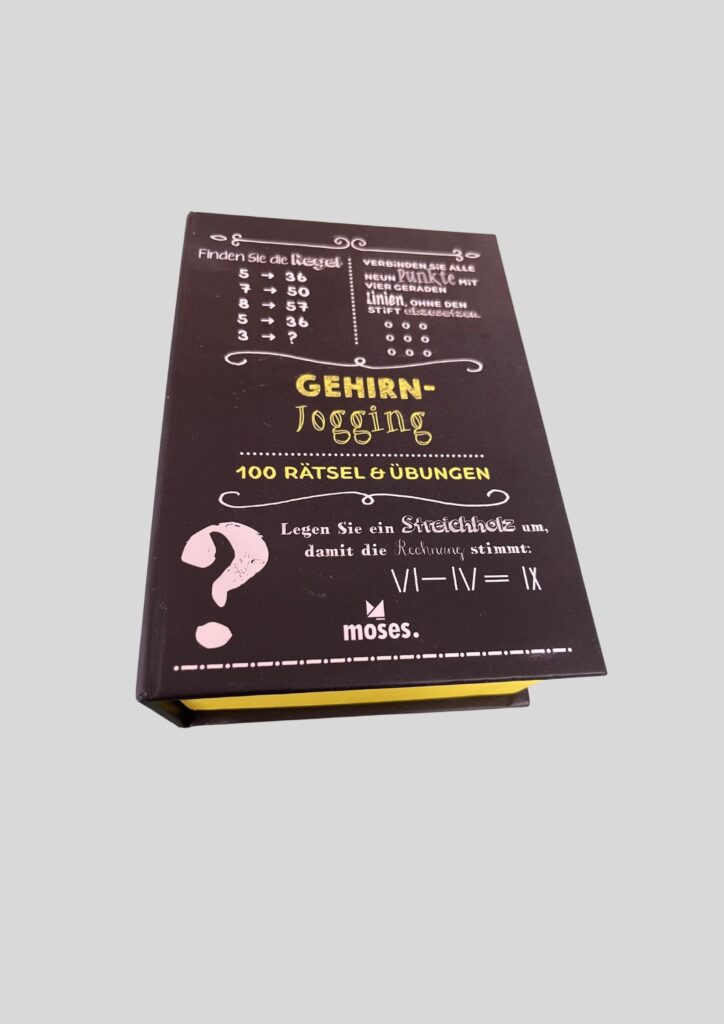 Mach dein Gehirn wieder fit mit den besten und bewährtesten Übungen für frisches Denken, kluges Kombinieren und ein besseres Gedächnis. Gehirntraining vom Feinsten mit 100 Denksportaufgaben & Lösungen, Beispielen und Anleitungen. Das perfekte Gehirn-Jogging als Andenken an deinen Besuch bei uns ist dieses Mitbringsel vom Moses Verlag.