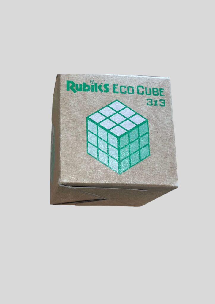 Der Klassiker in einer neuen verbesserten 3x3 Version! Das meistverkaufte Knobelspiel weltweit. Der Original Rubik's Cube von Cubikon in der neuen Version ist nicht nur ein Einsteigerwürfel sondern auf Grund seiner neuen Mechanik und den robusten Farbplättchen auch für fortgeschrittene Cuber ein empfehlenswertes Modell. Der Rubik’s Cube Eco umweltfreundlicher Verpackung.
